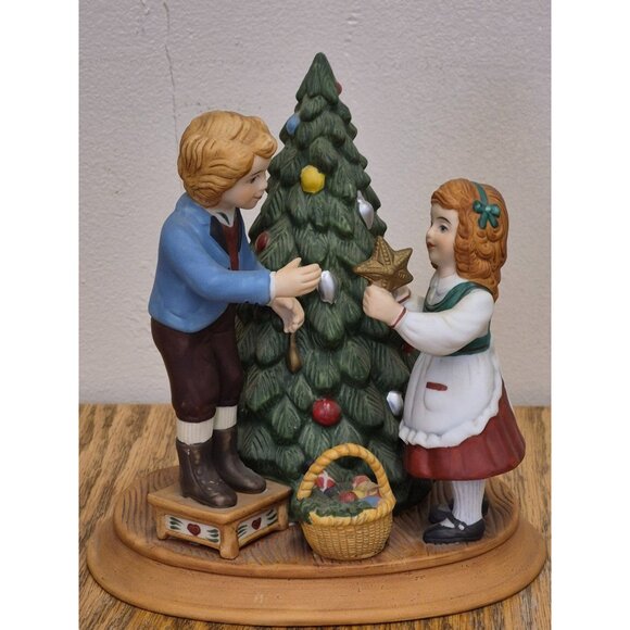 Christmas 1982 Avon Collectible Plate & Figurine Set With 22K Gold Trim - Picture 7 of 13